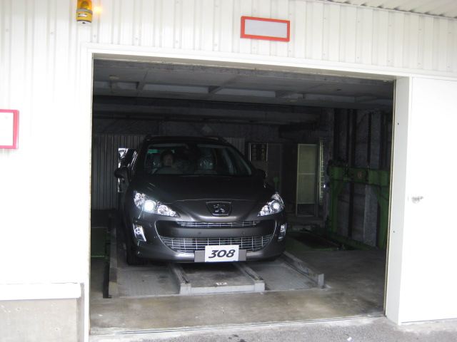 ３０８SW立体駐車場に入ります