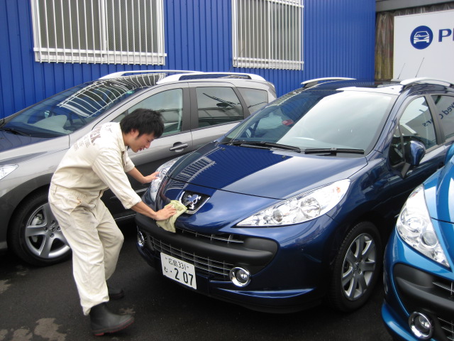 １日の始まりは洗車から