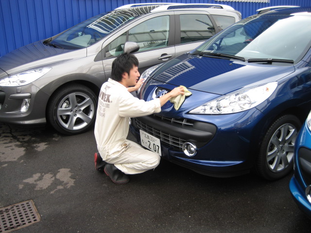 １日の始まりは洗車から